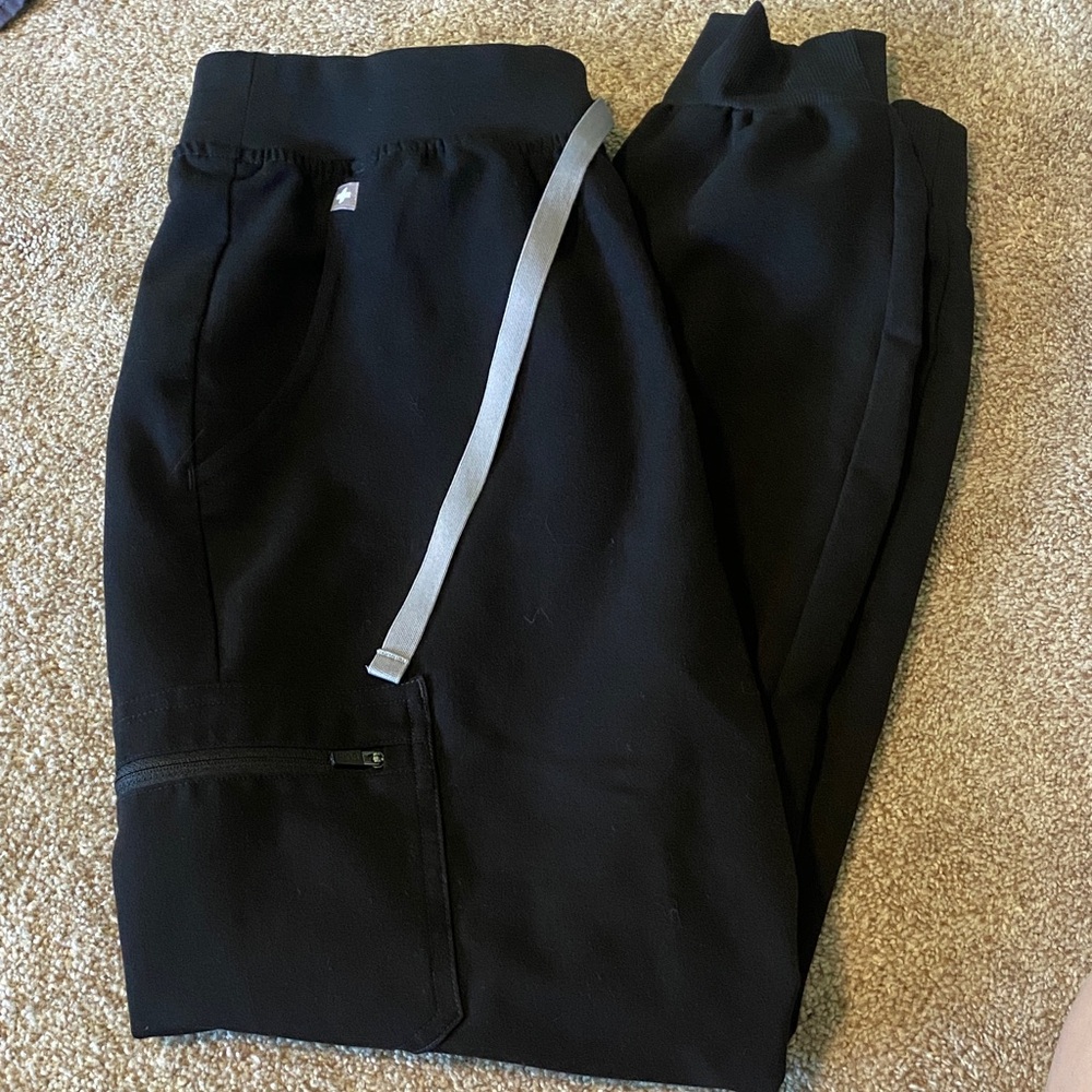Black FIGS Women’s Jogger Scrubs